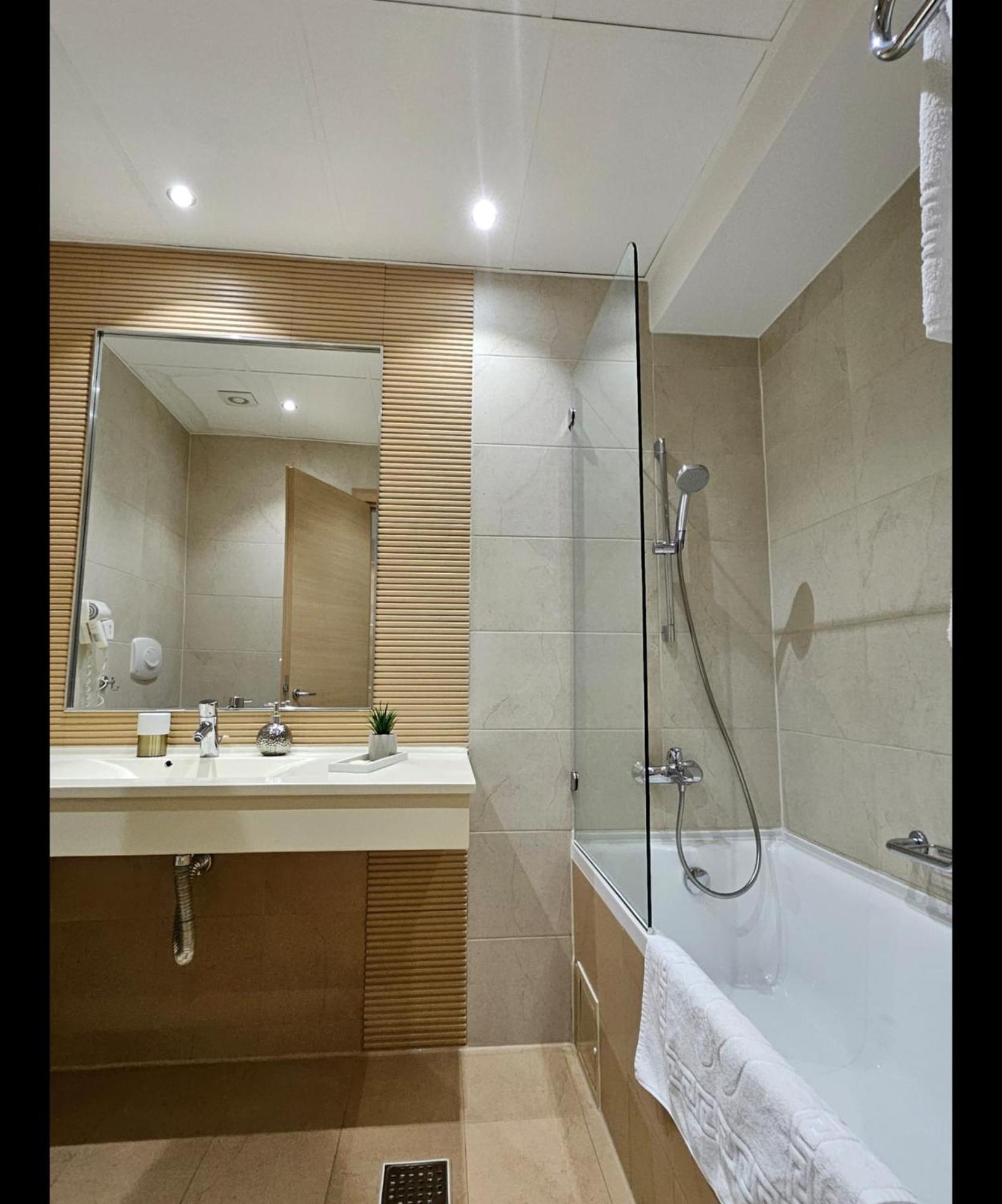 Love Room Букурещ Екстериор снимка