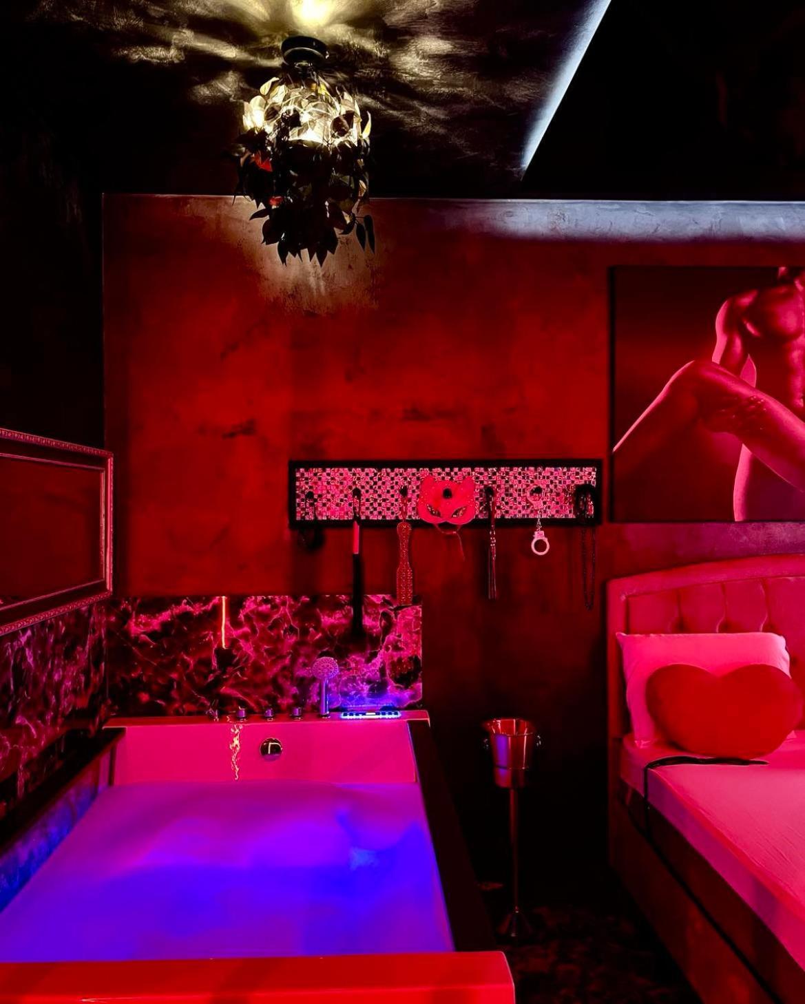 Love Room Букурещ Екстериор снимка